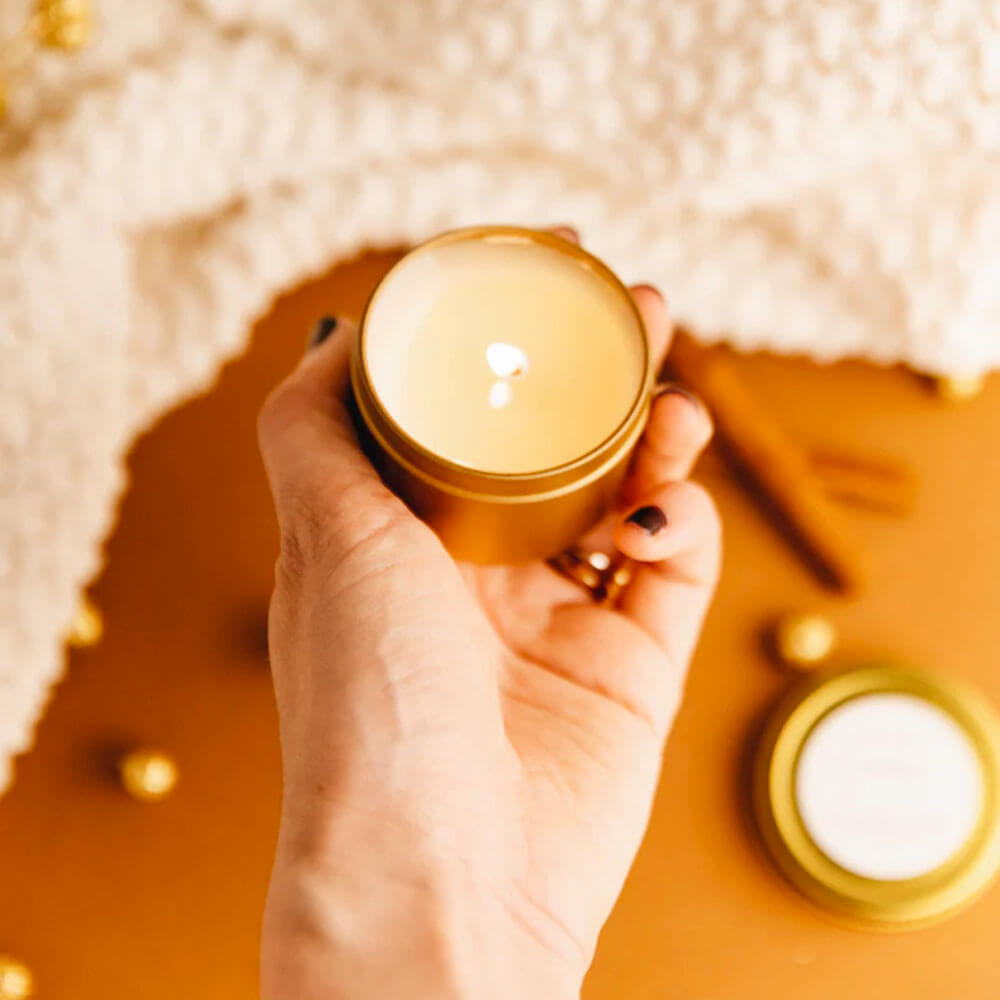 DIY-Kerzenset aus goldenen Dosen, Duftölen, Sojawachs und Dochten